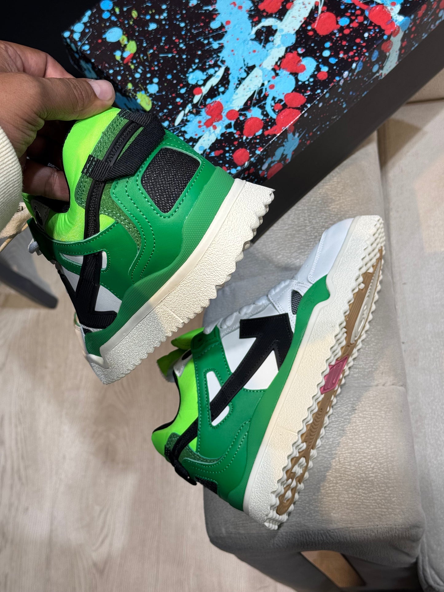 Off-white sponge mid top