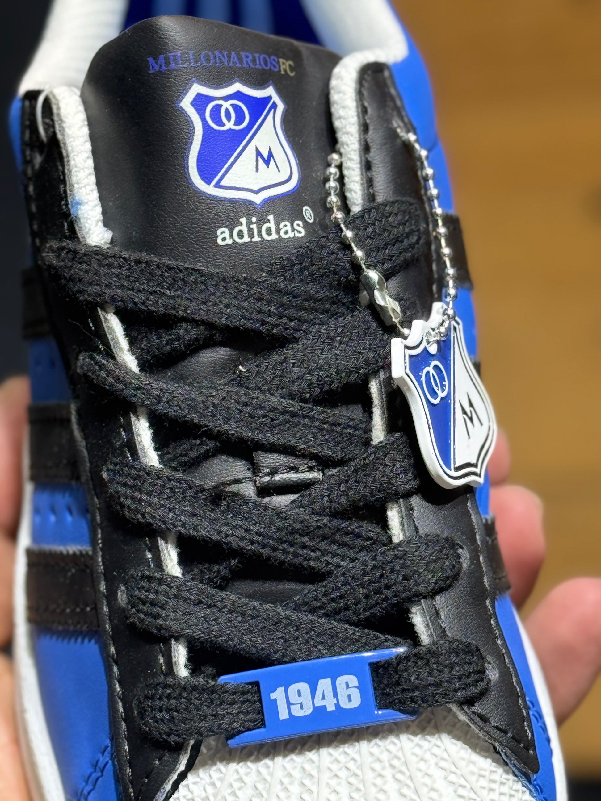Adidas súper star x millonarios