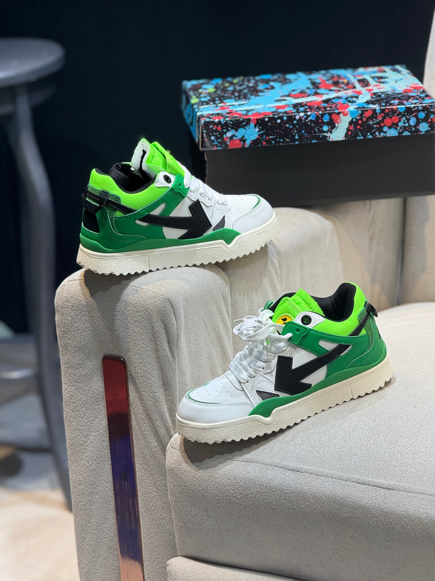 Off-white sponge mid top