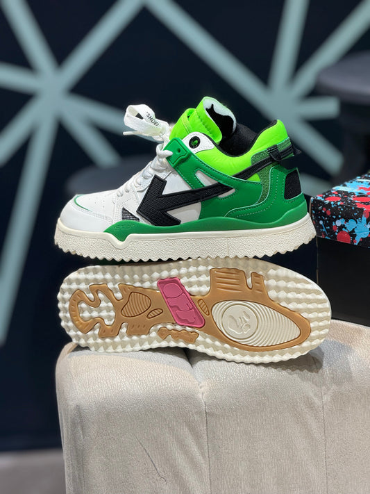 Off-white sponge mid top